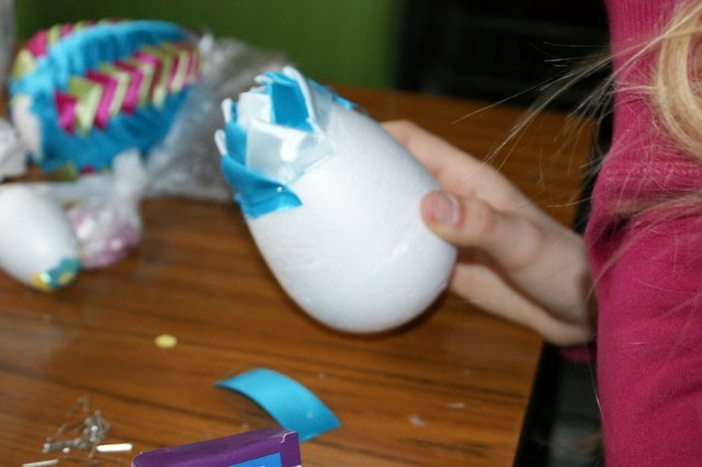 Wielkanocne warsztaty w Bibliotece w Pasiekach [29.03.2016] - zdjęcie #10 - eOstroleka.pl