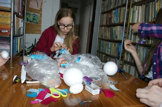 Wielkanocne warsztaty w Bibliotece w Pasiekach [29.03.2016] - zdjęcie #8 - eOstroleka.pl