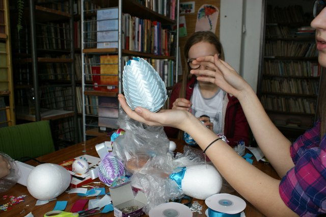 Wielkanocne warsztaty w Bibliotece w Pasiekach [29.03.2016] - zdjęcie #2 - eOstroleka.pl