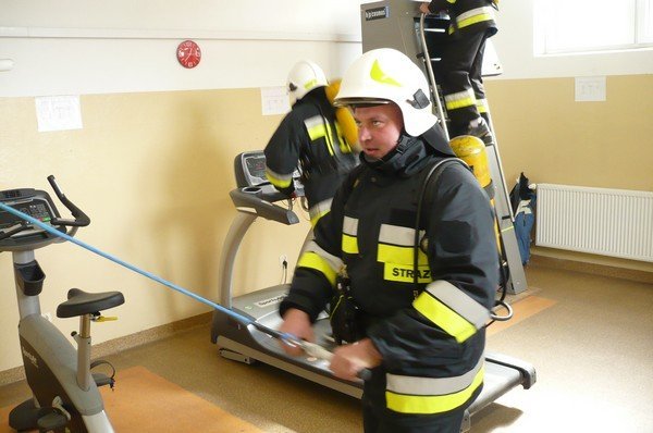 Szkolenie w komorze dymowej strażaków ochotników z Łysych [30.03.2016] - zdjęcie #4 - eOstroleka.pl