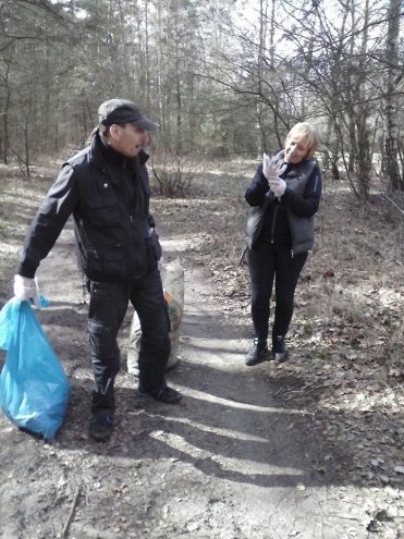 Poświąteczne sprzątanie ziemi ze Stowarzyszeniem Arkadia [01.04.2016] - zdjęcie #6 - eOstroleka.pl