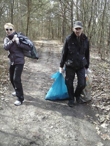 Poświąteczne sprzątanie ziemi ze Stowarzyszeniem Arkadia [01.04.2016] - zdjęcie #2 - eOstroleka.pl