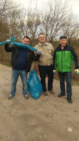 Poświąteczne sprzątanie ziemi ze Stowarzyszeniem Arkadia [01.04.2016] - zdjęcie #4 - eOstroleka.pl