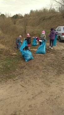 Poświąteczne sprzątanie ziemi ze Stowarzyszeniem Arkadia [01.04.2016] - zdjęcie #3 - eOstroleka.pl