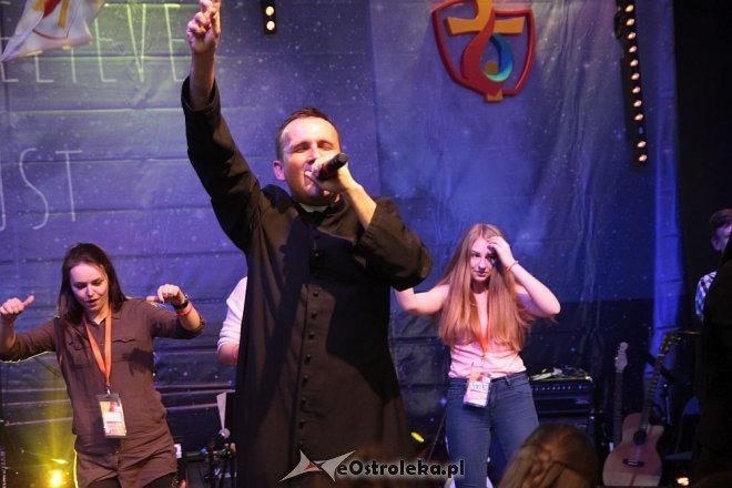 XXXI Światowe Dni Młodzieży diecezji łomżyńskiej - występ rapującego księdza Jakuba Bartczaka [02.04.2016] - zdjęcie #51 - eOstroleka.pl