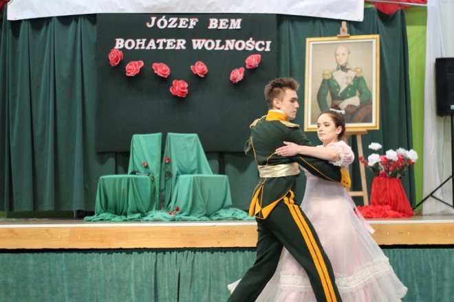 Święto patrona w I Liceum Ogólnokształcącym im. gen. Józefa Bema w Ostrołęce [06.04.2016] - zdjęcie #16 - eOstroleka.pl