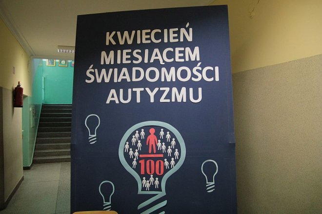 Konferencja By z autyzmem żyło się lepiej w Zespole Szkół nr 4 w Ostrołęce [12.04.2016] - zdjęcie #2 - eOstroleka.pl