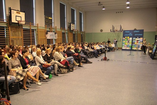 Konferencja By z autyzmem żyło się lepiej w Zespole Szkół nr 4 w Ostrołęce [12.04.2016] - zdjęcie #32 - eOstroleka.pl