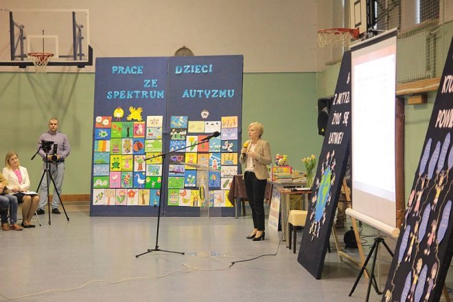 Konferencja By z autyzmem żyło się lepiej w Zespole Szkół nr 4 w Ostrołęce [12.04.2016] - zdjęcie #27 - eOstroleka.pl