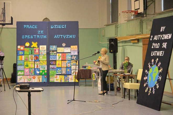 Konferencja By z autyzmem żyło się lepiej w Zespole Szkół nr 4 w Ostrołęce [12.04.2016] - zdjęcie #10 - eOstroleka.pl