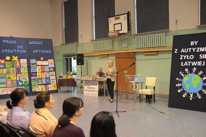 Konferencja By z autyzmem żyło się lepiej w Zespole Szkół nr 4 w Ostrołęce [12.04.2016] - zdjęcie #24 - eOstroleka.pl