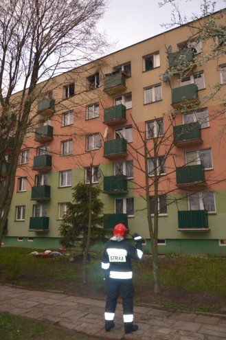 Pożar w bloku przy ul. Żeromskiego [13.04.2016] - zdjęcie #7 - eOstroleka.pl