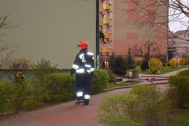 Pożar w bloku przy ul. Żeromskiego [13.04.2016] - zdjęcie #14 - eOstroleka.pl