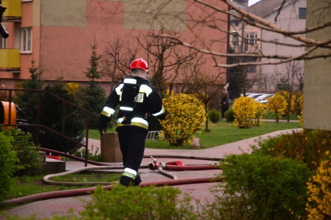 Pożar w bloku przy ul. Żeromskiego [13.04.2016] - zdjęcie #15 - eOstroleka.pl
