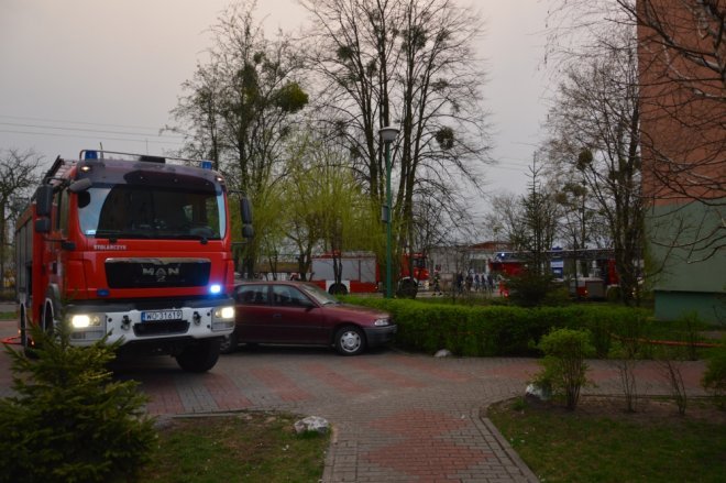 Pożar w bloku przy ul. Żeromskiego [13.04.2016] - zdjęcie #17 - eOstroleka.pl
