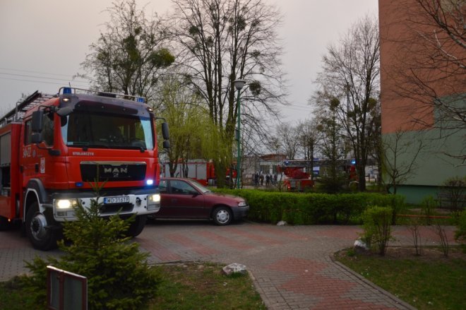 Pożar w bloku przy ul. Żeromskiego [13.04.2016] - zdjęcie #18 - eOstroleka.pl