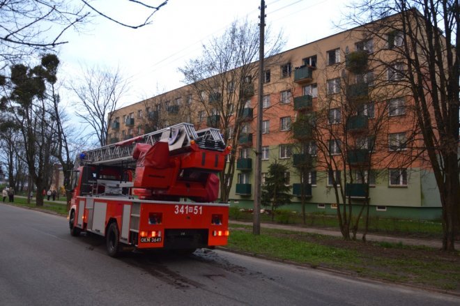 Pożar w bloku przy ul. Żeromskiego [13.04.2016] - zdjęcie #21 - eOstroleka.pl