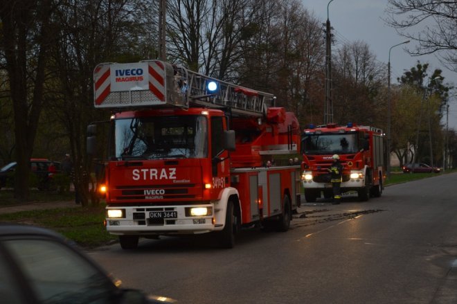 Pożar w bloku przy ul. Żeromskiego [13.04.2016] - zdjęcie #25 - eOstroleka.pl