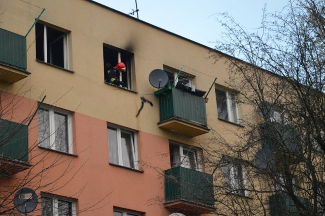 Pożar w bloku przy ul. Żeromskiego [13.04.2016] - zdjęcie #30 - eOstroleka.pl