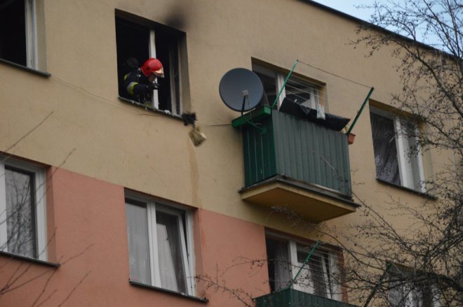 Pożar w bloku przy ul. Żeromskiego [13.04.2016] - zdjęcie #31 - eOstroleka.pl