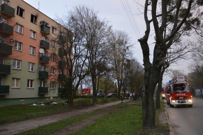 Pożar w bloku przy ul. Żeromskiego [13.04.2016] - zdjęcie #33 - eOstroleka.pl