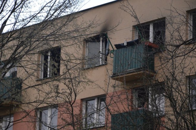 Pożar w bloku przy ul. Żeromskiego [13.04.2016] - zdjęcie #34 - eOstroleka.pl