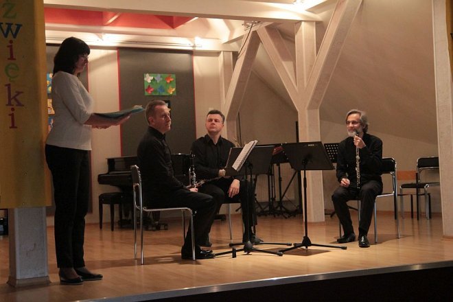 Koncert Krakowskiego Trio Stroikowego w ostrołęckiej szkole muzycznej [13.04.2016] - zdjęcie #1 - eOstroleka.pl