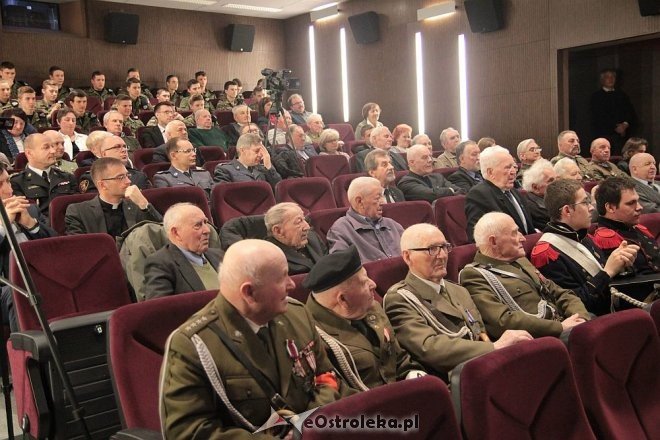 Uroczyste wręczenie medali Pro Patria w Ostrołęce [14.04.2016] - zdjęcie #51 - eOstroleka.pl