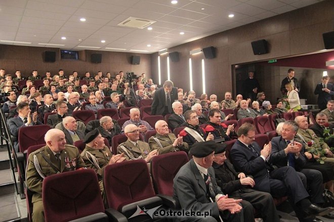 Uroczyste wręczenie medali Pro Patria w Ostrołęce [14.04.2016] - zdjęcie #45 - eOstroleka.pl