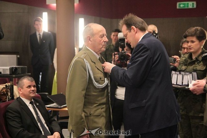 Uroczyste wręczenie medali Pro Patria w Ostrołęce [14.04.2016] - zdjęcie #25 - eOstroleka.pl