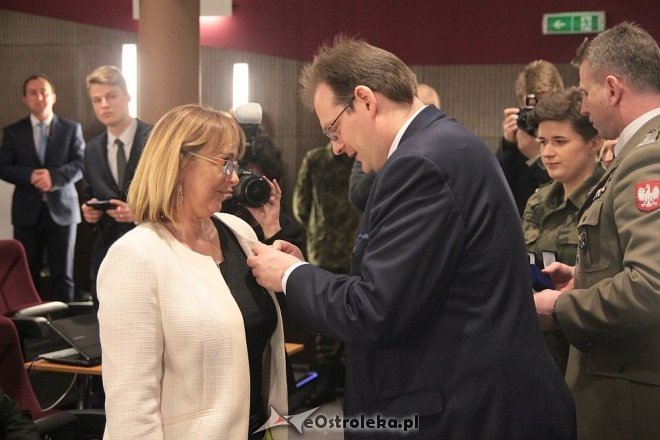 Uroczyste wręczenie medali Pro Patria w Ostrołęce [14.04.2016] - zdjęcie #23 - eOstroleka.pl