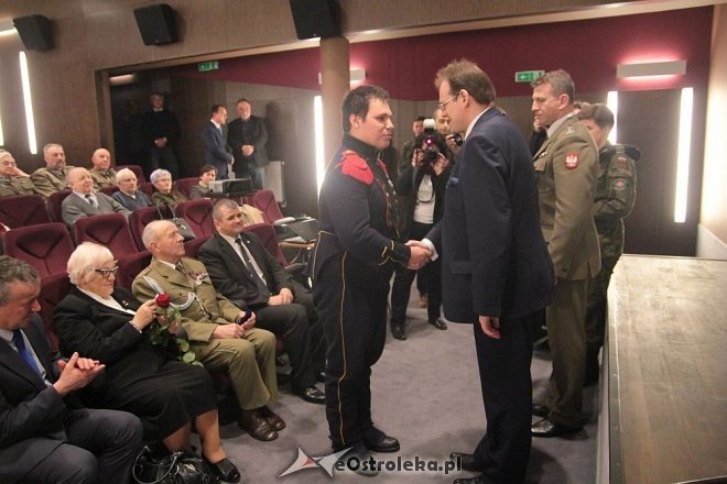 Uroczyste wręczenie medali Pro Patria w Ostrołęce [14.04.2016] - zdjęcie #21 - eOstroleka.pl