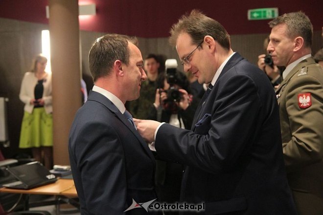 Uroczyste wręczenie medali Pro Patria w Ostrołęce [14.04.2016] - zdjęcie #20 - eOstroleka.pl