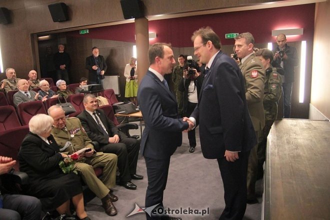 Uroczyste wręczenie medali Pro Patria w Ostrołęce [14.04.2016] - zdjęcie #19 - eOstroleka.pl