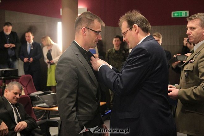 Uroczyste wręczenie medali Pro Patria w Ostrołęce [14.04.2016] - zdjęcie #18 - eOstroleka.pl