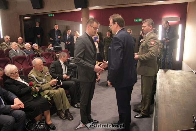 Uroczyste wręczenie medali Pro Patria w Ostrołęce [14.04.2016] - zdjęcie #17 - eOstroleka.pl