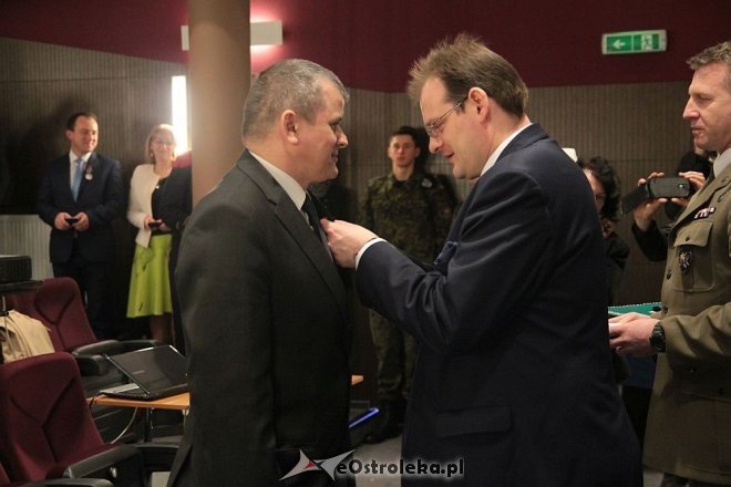Uroczyste wręczenie medali Pro Patria w Ostrołęce [14.04.2016] - zdjęcie #14 - eOstroleka.pl