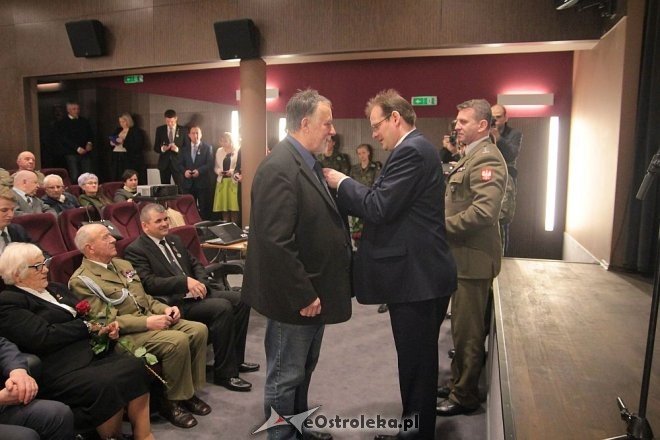 Uroczyste wręczenie medali Pro Patria w Ostrołęce [14.04.2016] - zdjęcie #11 - eOstroleka.pl
