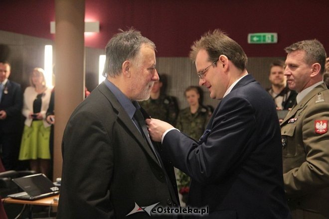 Uroczyste wręczenie medali Pro Patria w Ostrołęce [14.04.2016] - zdjęcie #10 - eOstroleka.pl