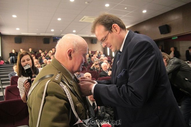 Uroczyste wręczenie medali Pro Patria w Ostrołęce [14.04.2016] - zdjęcie #9 - eOstroleka.pl