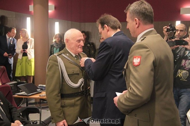 Uroczyste wręczenie medali Pro Patria w Ostrołęce [14.04.2016] - zdjęcie #8 - eOstroleka.pl