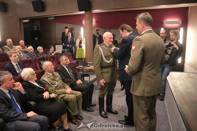 Uroczyste wręczenie medali Pro Patria w Ostrołęce [14.04.2016] - zdjęcie #7 - eOstroleka.pl