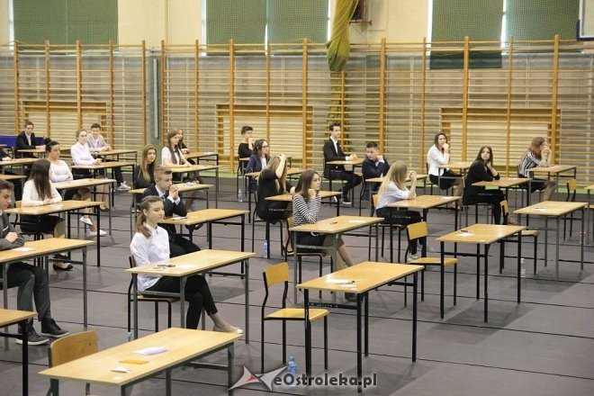 Egzamin gimnazjalny 2016 w ZS nr 5 - część humanistyczna [18.04.2016] - zdjęcie #8 - eOstroleka.pl