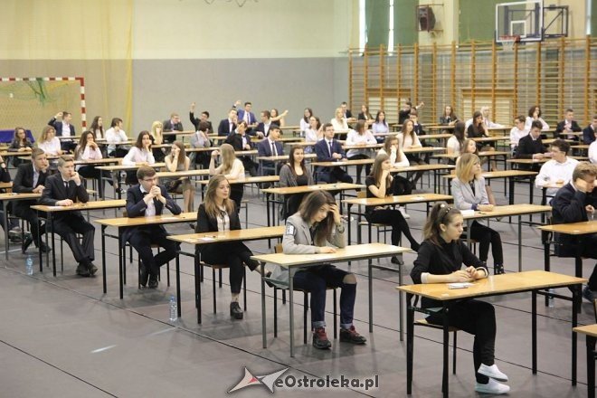 Egzamin gimnazjalny 2016 w ZS nr 5 - część humanistyczna [18.04.2016] - zdjęcie #10 - eOstroleka.pl