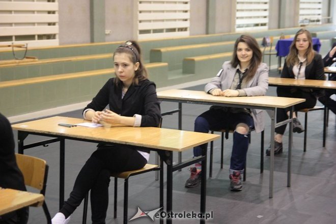 Egzamin gimnazjalny 2016 w ZS nr 5 - część humanistyczna [18.04.2016] - zdjęcie #19 - eOstroleka.pl