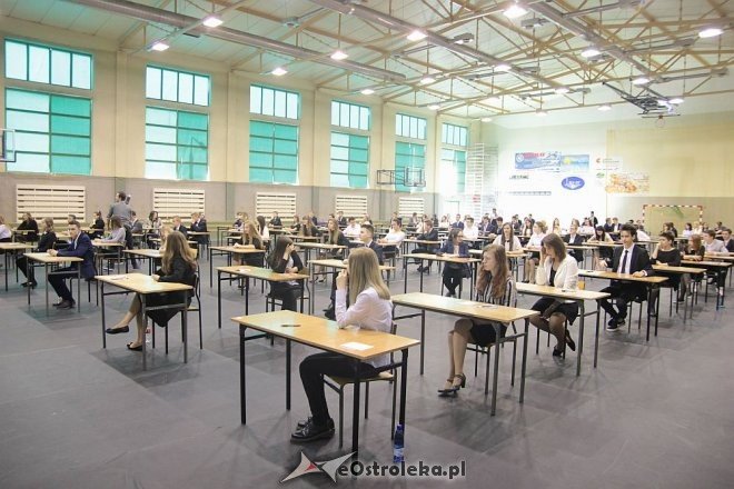 Egzamin gimnazjalny 2016 w ZS nr 5 - część humanistyczna [18.04.2016] - zdjęcie #1 - eOstroleka.pl