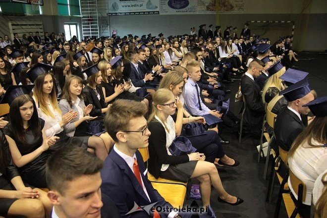Rozdanie świadectw maturalnych w III Liceum Ogólnokształcącym w Ostrołęce [28.04.2016] - zdjęcie #80 - eOstroleka.pl