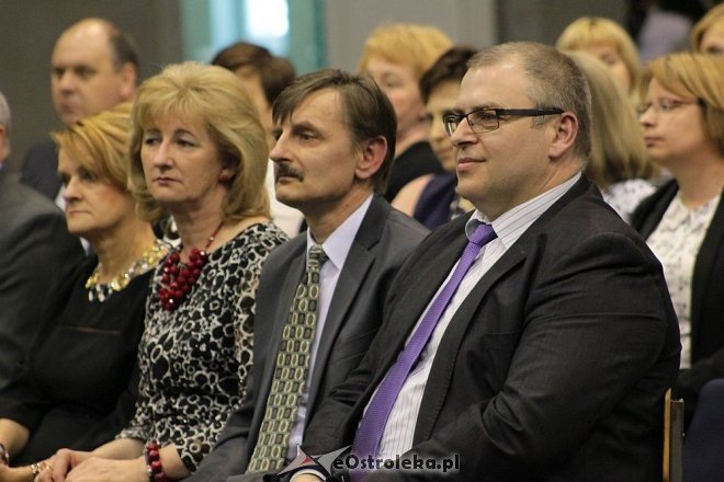 Rozdanie świadectw maturalnych w III Liceum Ogólnokształcącym w Ostrołęce [28.04.2016] - zdjęcie #30 - eOstroleka.pl