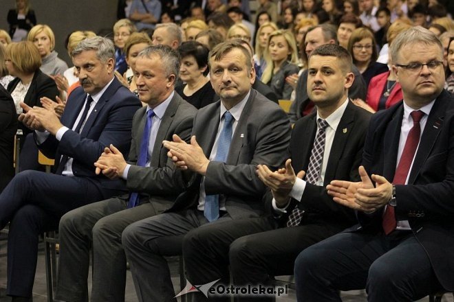 Rozdanie świadectw maturalnych w III Liceum Ogólnokształcącym w Ostrołęce [28.04.2016] - zdjęcie #29 - eOstroleka.pl