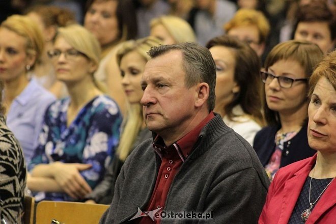 Rozdanie świadectw maturalnych w III Liceum Ogólnokształcącym w Ostrołęce [28.04.2016] - zdjęcie #19 - eOstroleka.pl